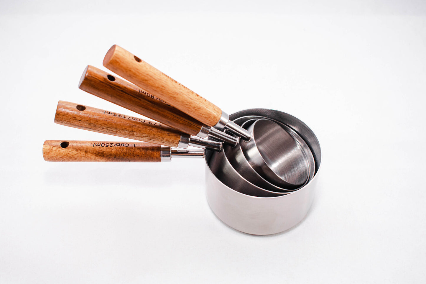 Measuring cups i moderne skandinavisk køkken perfekt til at måle forhold