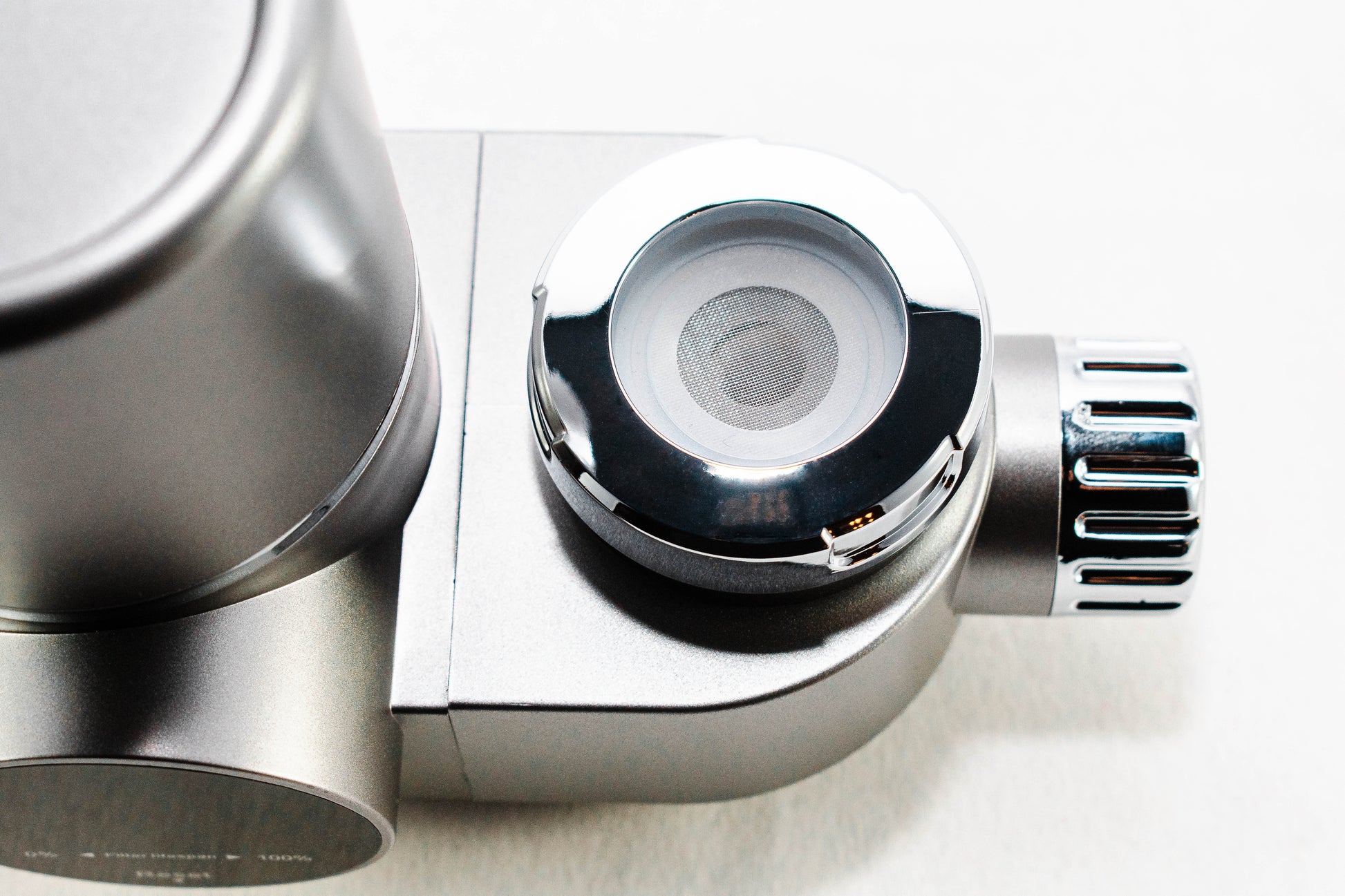 Detalje af Pure-Living vandfilter med metalfilter og udløb til filtreret drikkevand
