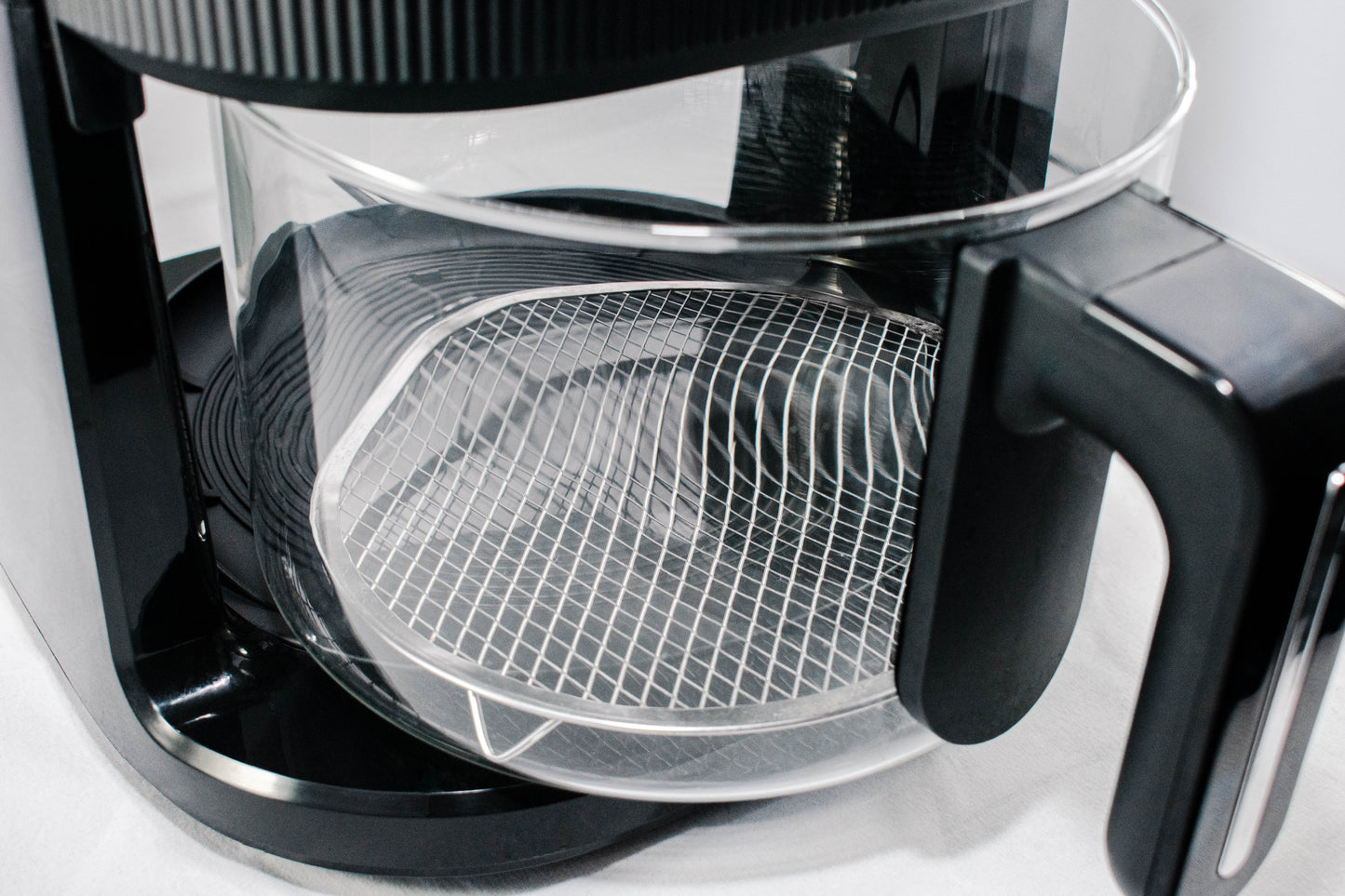 Glasskål monteret i airfryer med rustfri rist og 200 graders varme så maden er sund og ren