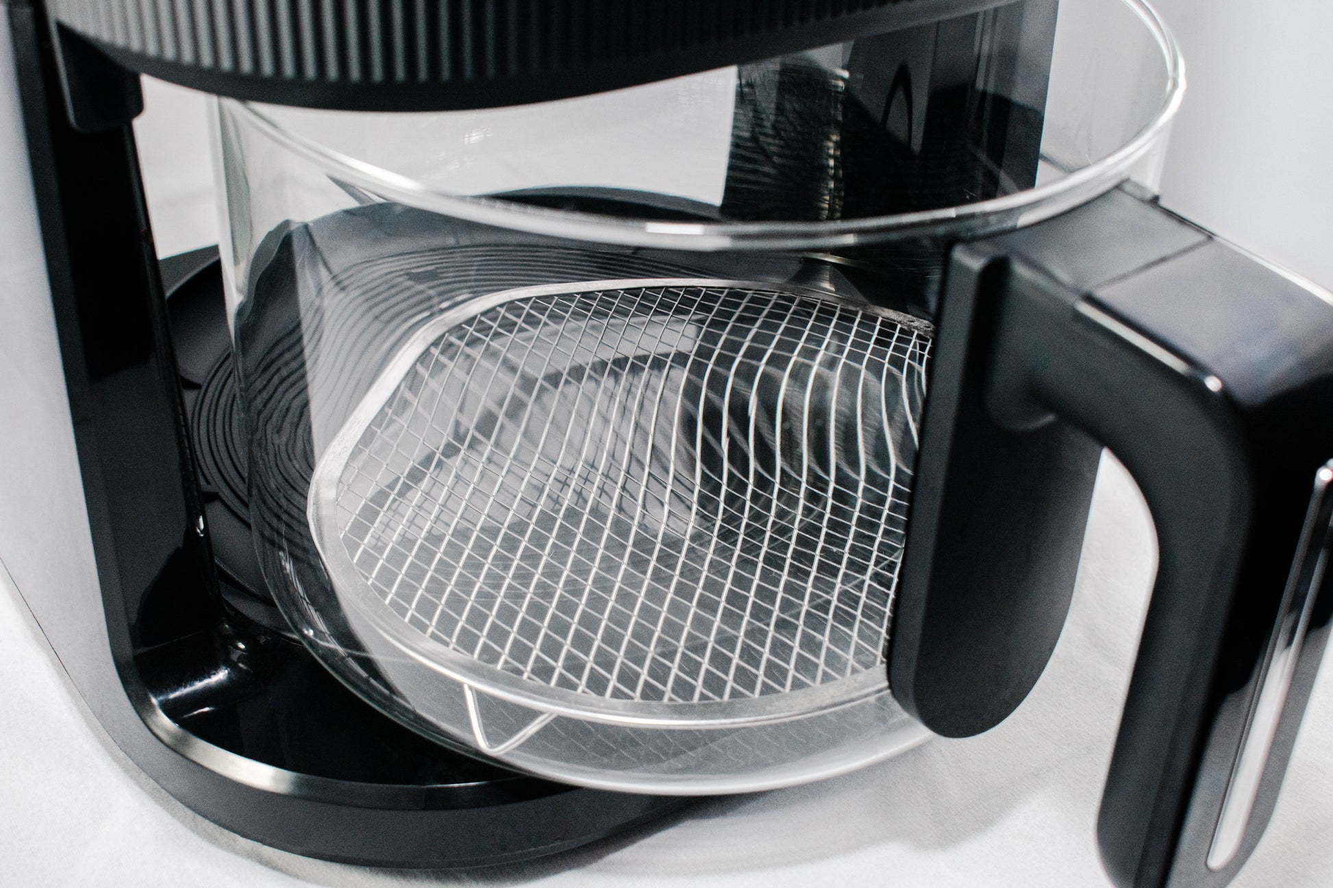 Glasskål monteret i airfryer med rustfri rist og 200 graders varme så maden er sund og ren