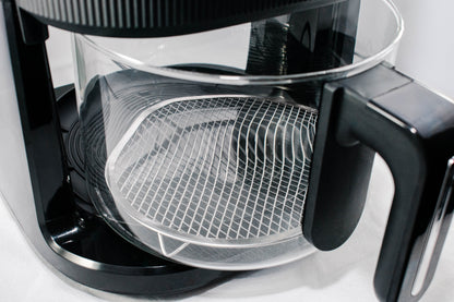 Glasskål monteret i airfryer med rustfri rist og 200 graders varme så maden er sund og ren