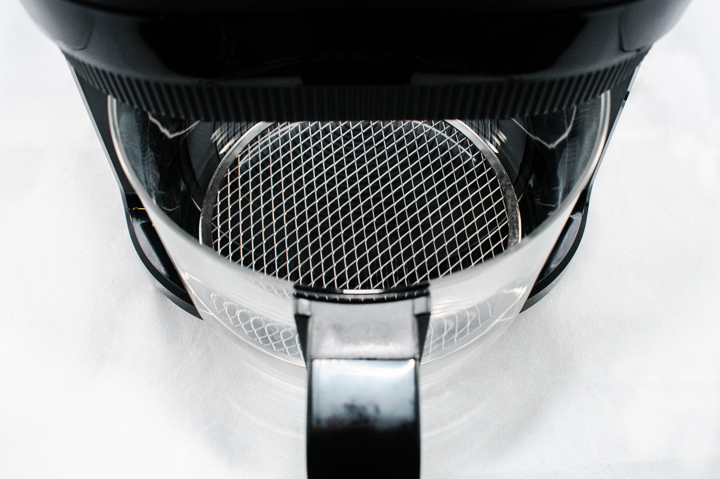 PFAS-fri airfryer 4L set oppefra med rustfrit stål rist i glasskål Pure Living 
perfekt for dit helbred