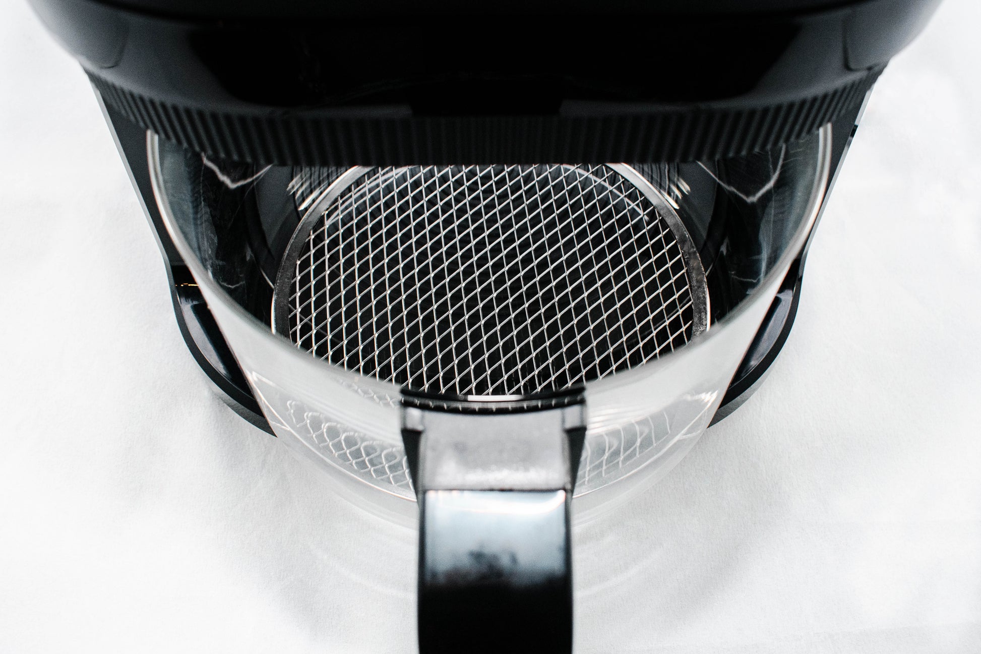 PFAS-fri airfryer 4L set oppefra med rustfrit stål rist i glasskål Pure Living 
perfekt for dit helbred